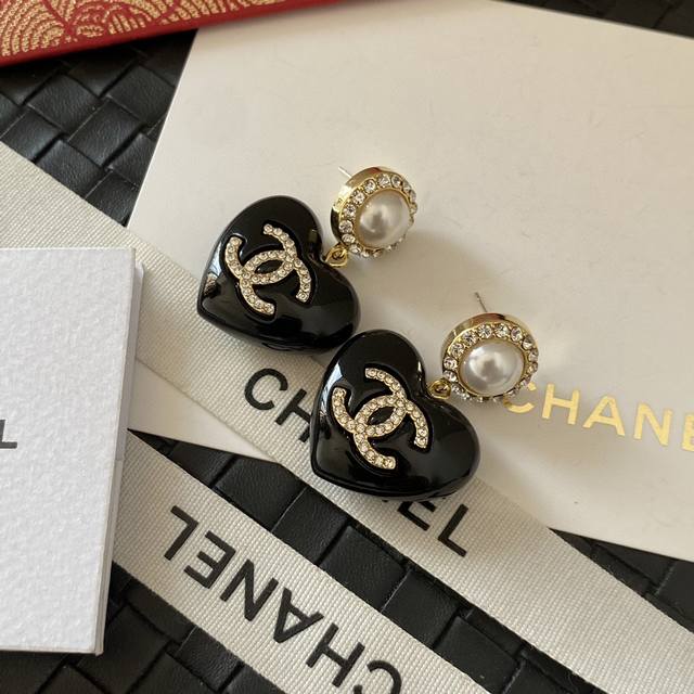 Chanel这款设计超级喜欢 香奈儿的玛瑙晶爱心晶钻字母耳钉 首饰 真的美 也是最有魅力哦原版logo字印 超好搭 日常气质 简单大方 设计理念双c搭配花朵 珐